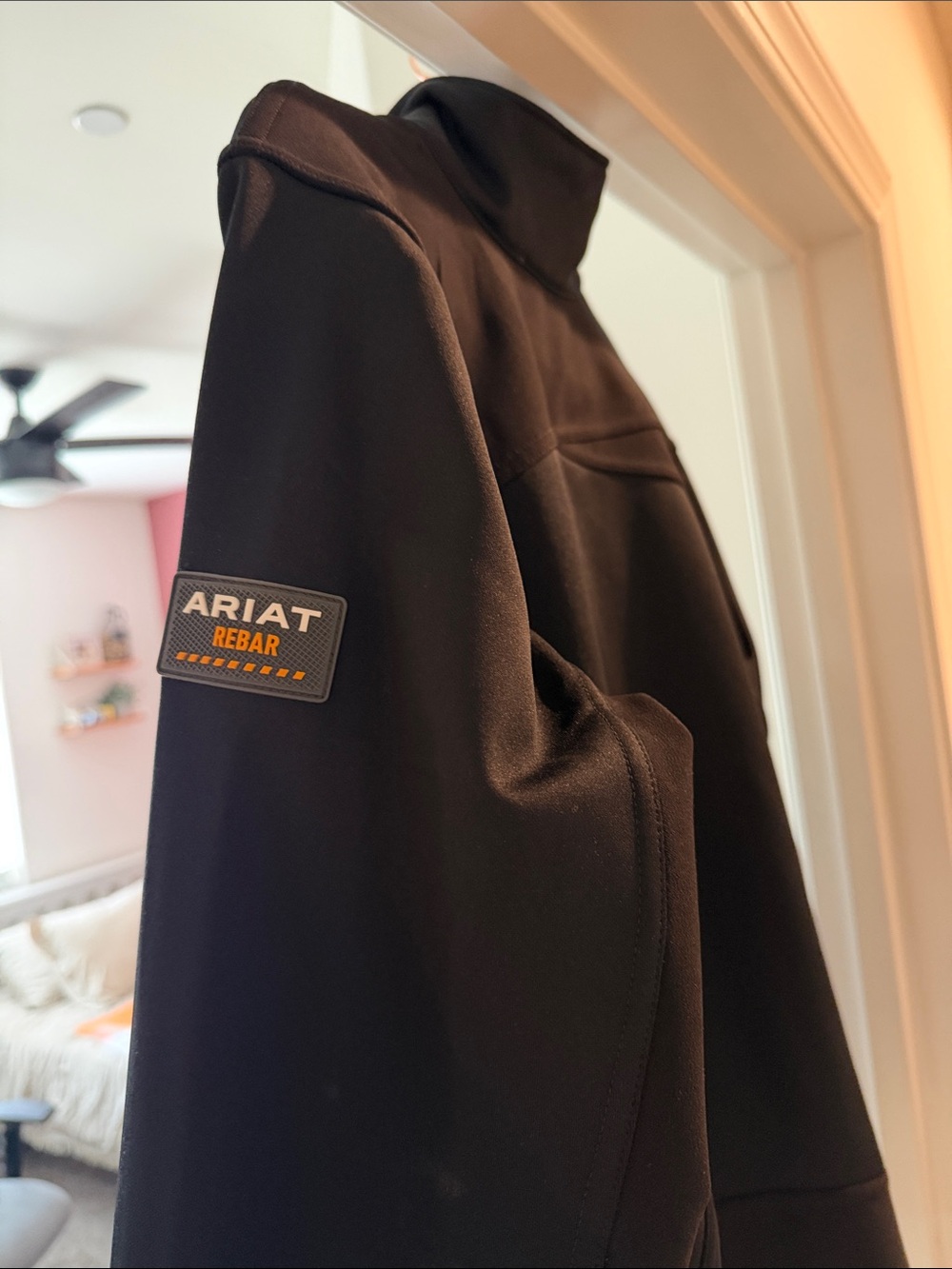 Ariat Men’s Black Lightweight Softshell Jacket - Picture 4 of 4